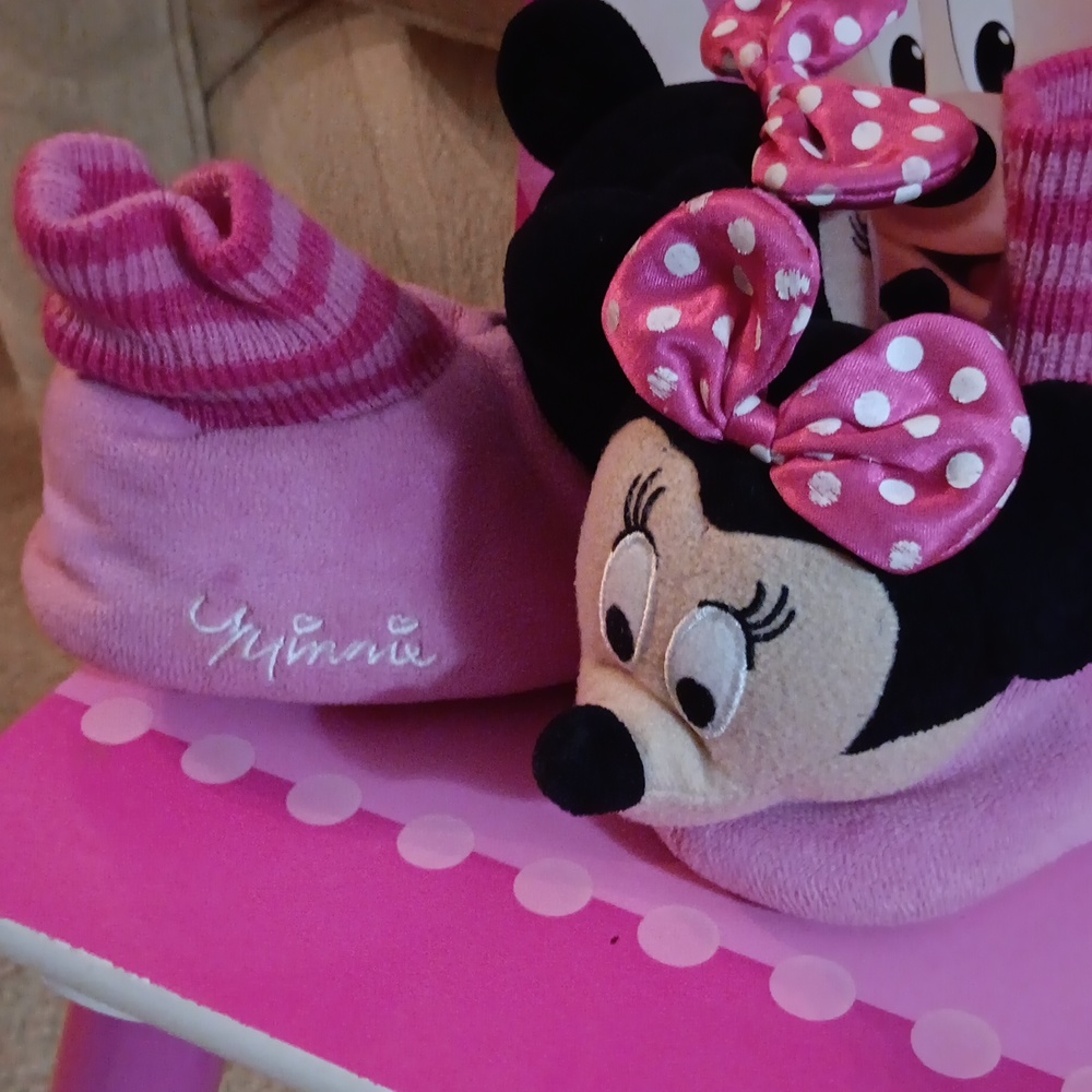 Mini Mouse Slippers - Picture 2 of 3